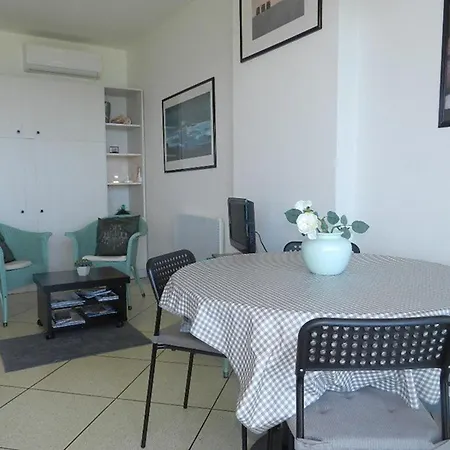 Avec Terrasse Et Parking Au Lavandou, Acces Direct - Fr-1-251-804 Le Lavandou